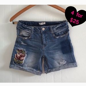 JEAN DISTRESSED EMBROIDERED SHORTS FLOWER PATCH